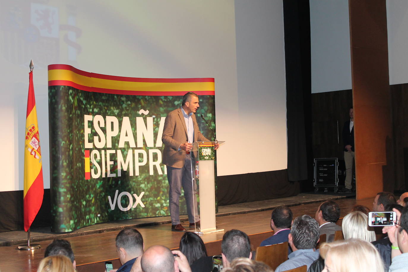 Decenas de motrileños se han congregado para recibir al político madrileño