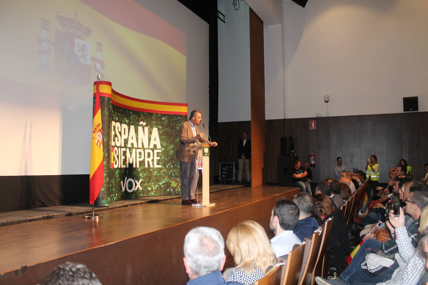 Decenas de motrileños se han congregado para recibir al político madrileño