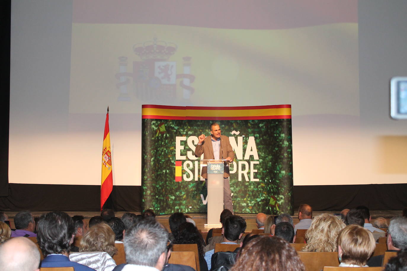 Decenas de motrileños se han congregado para recibir al político madrileño