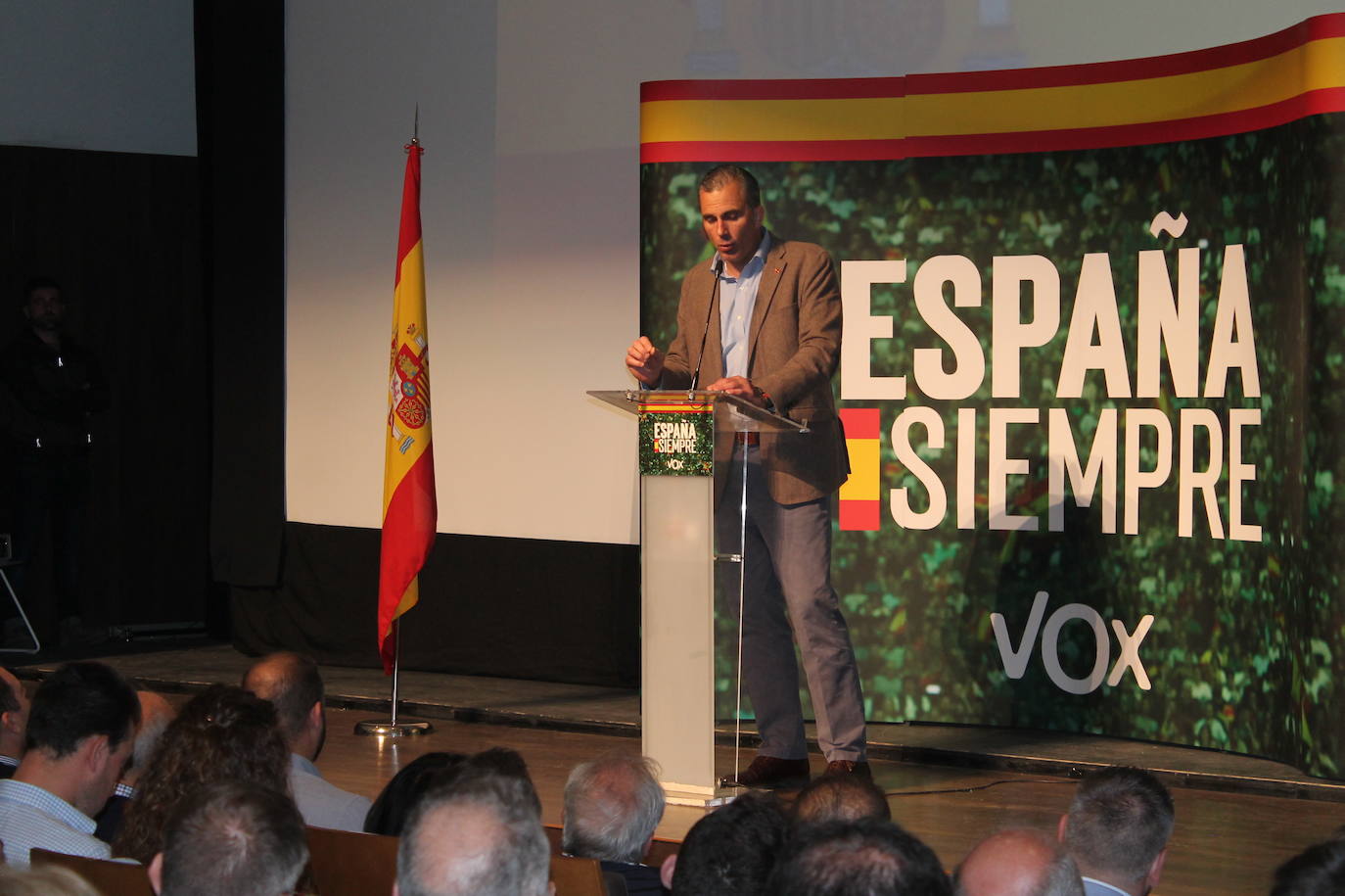 Decenas de motrileños se han congregado para recibir al político madrileño