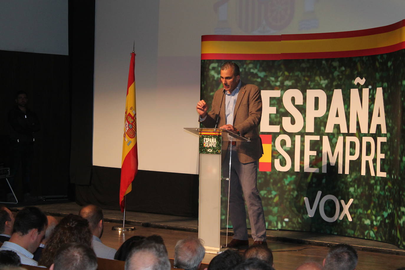 Decenas de motrileños se han congregado para recibir al político madrileño