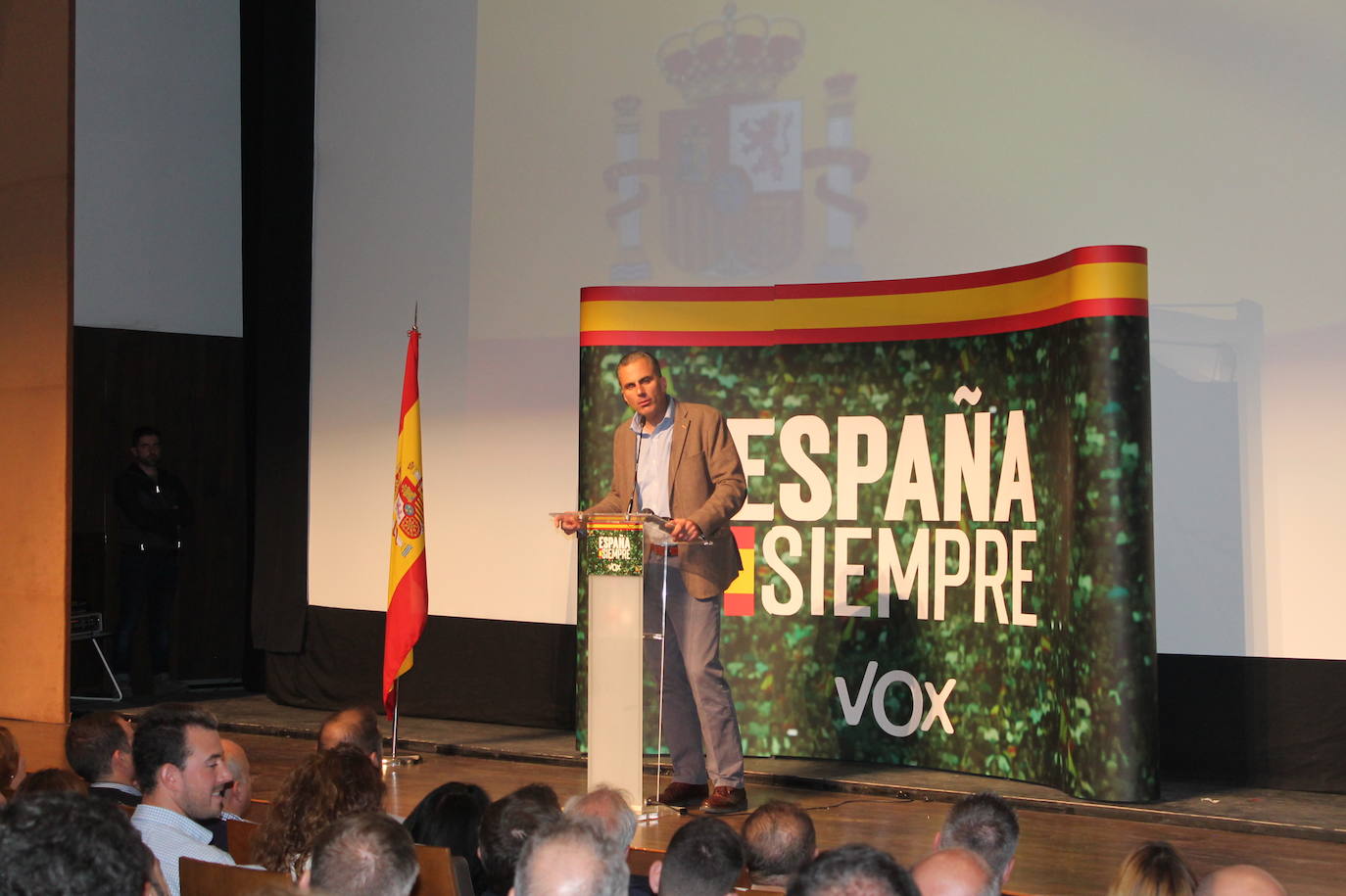 Decenas de motrileños se han congregado para recibir al político madrileño