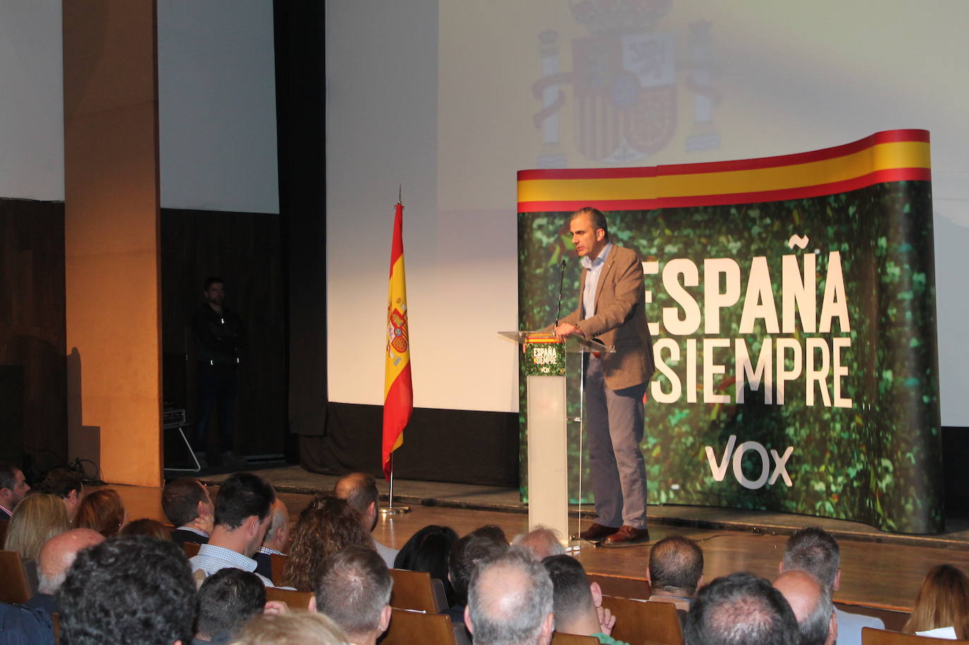 Decenas de motrileños se han congregado para recibir al político madrileño