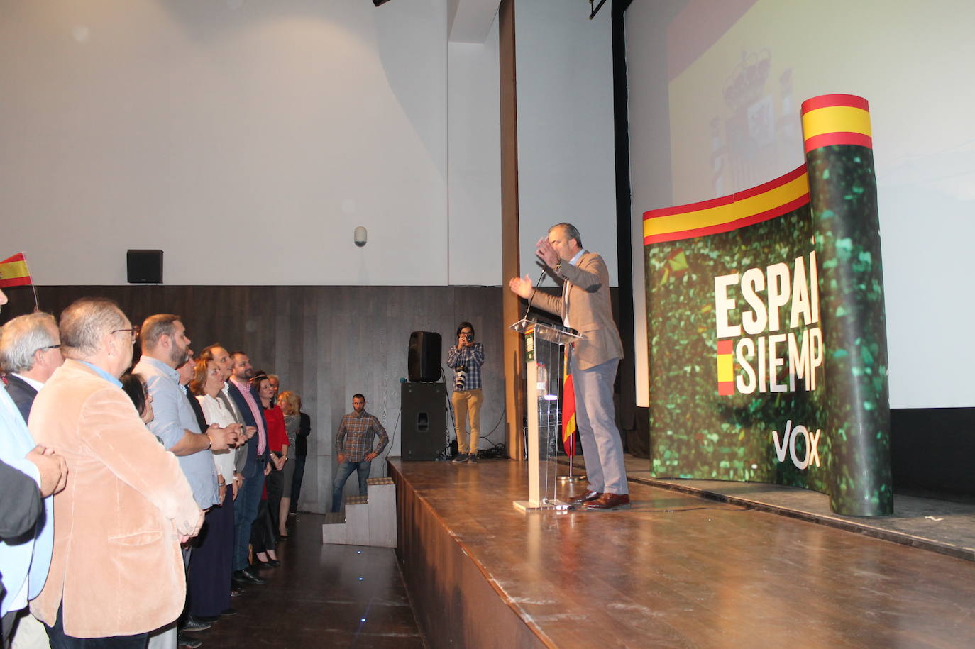 Decenas de motrileños se han congregado para recibir al político madrileño