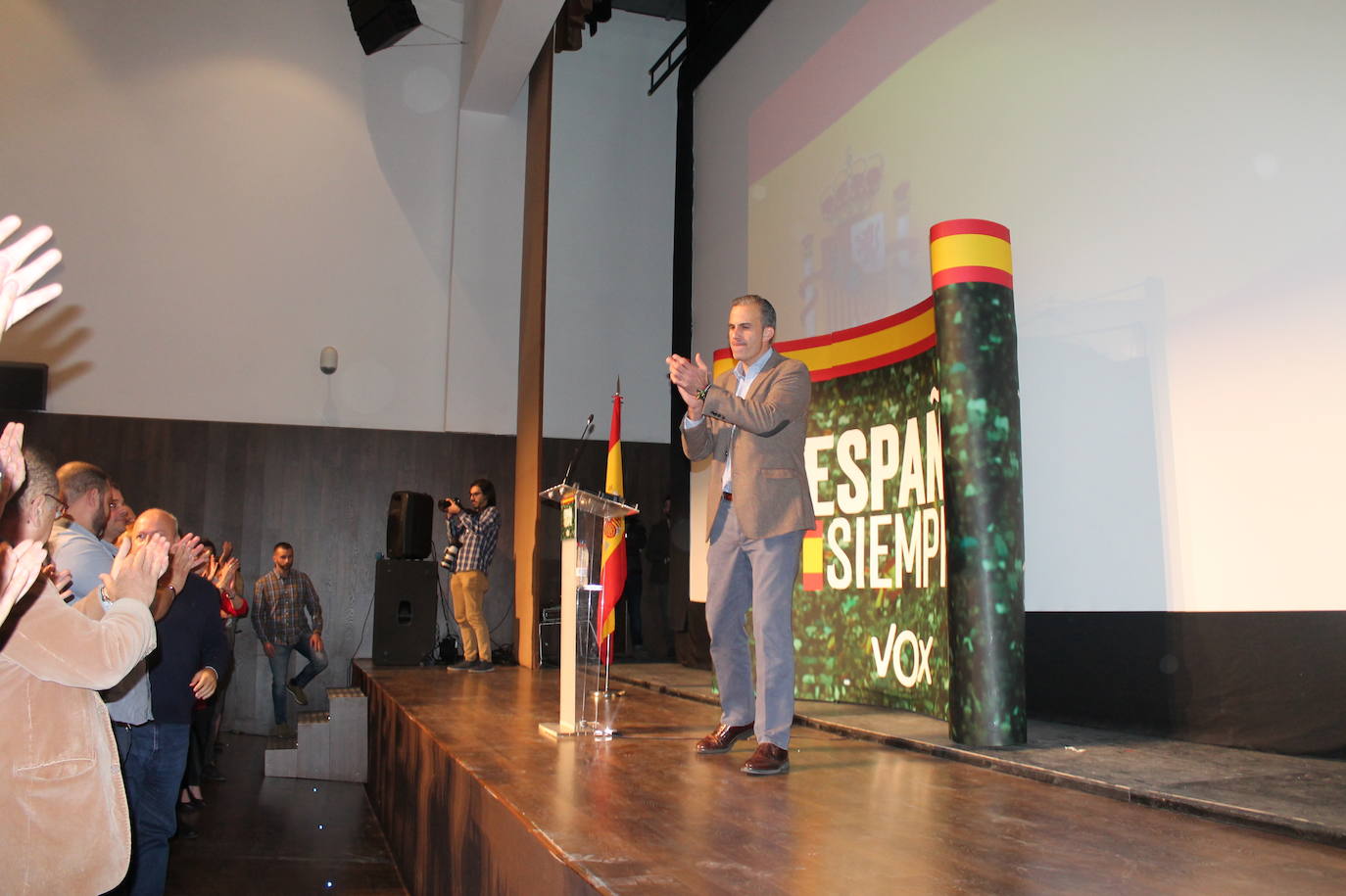 Decenas de motrileños se han congregado para recibir al político madrileño