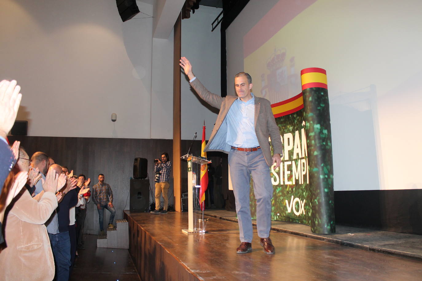 Decenas de motrileños se han congregado para recibir al político madrileño