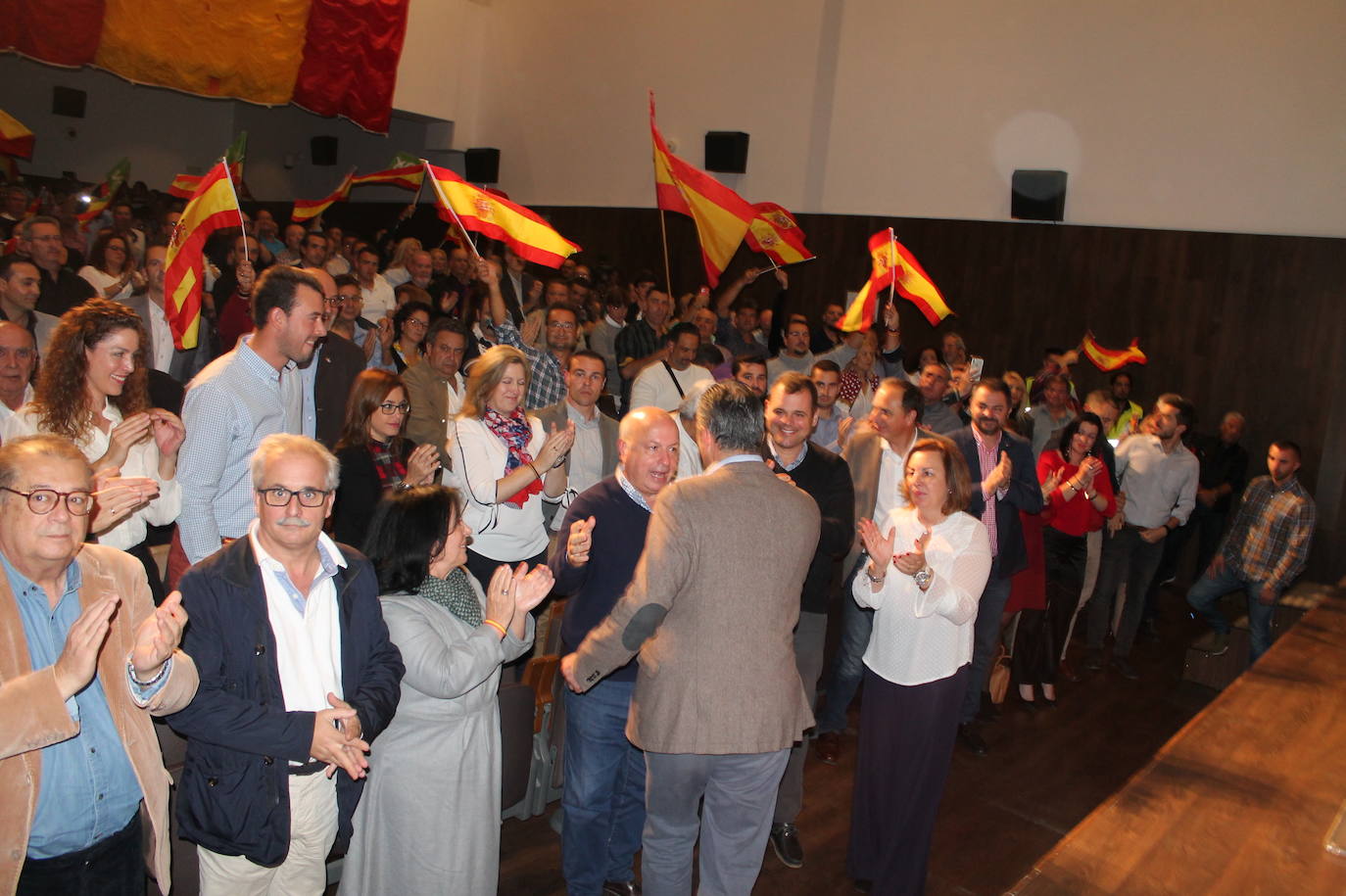 Decenas de motrileños se han congregado para recibir al político madrileño