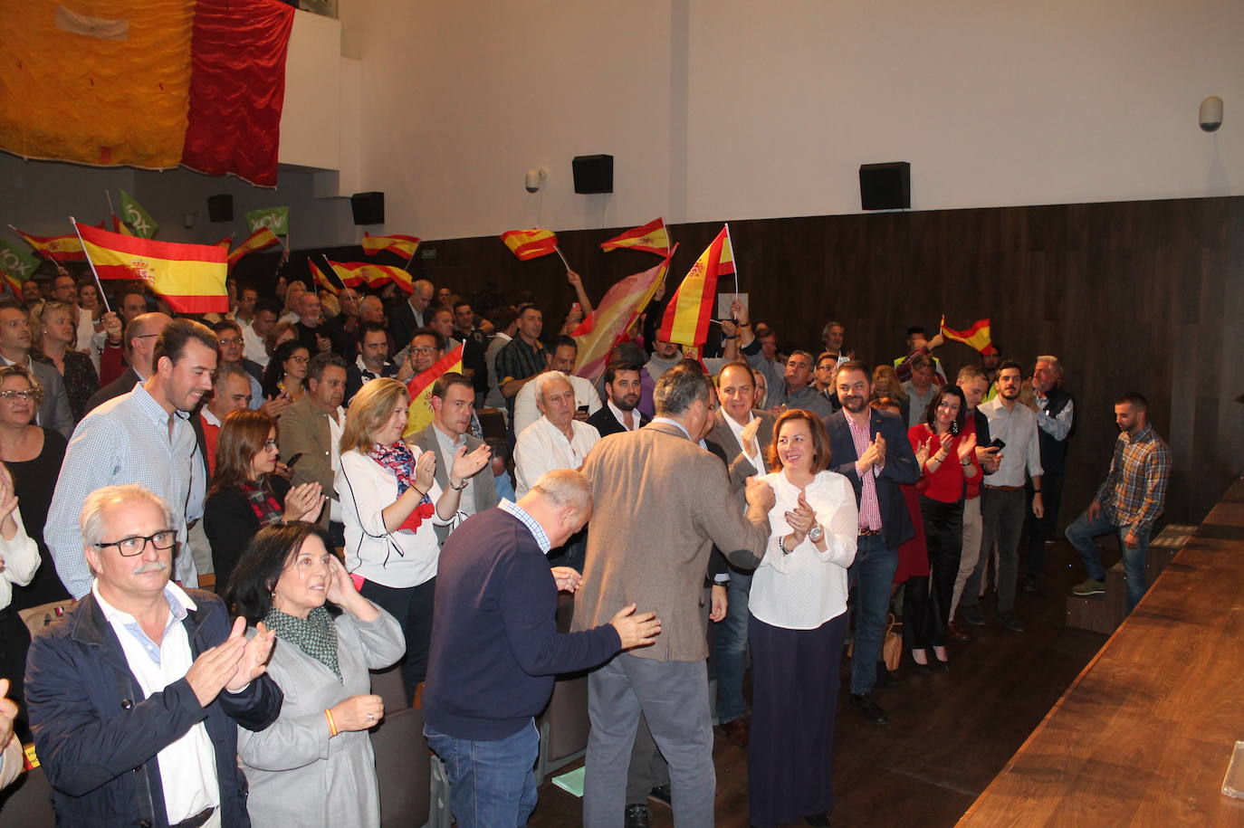 Decenas de motrileños se han congregado para recibir al político madrileño