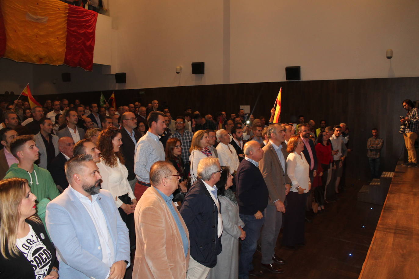 Decenas de motrileños se han congregado para recibir al político madrileño