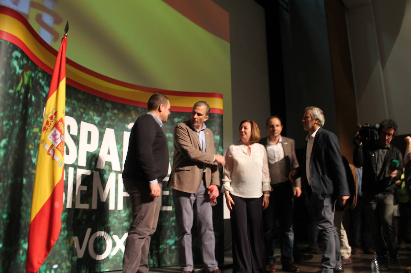 Decenas de motrileños se han congregado para recibir al político madrileño