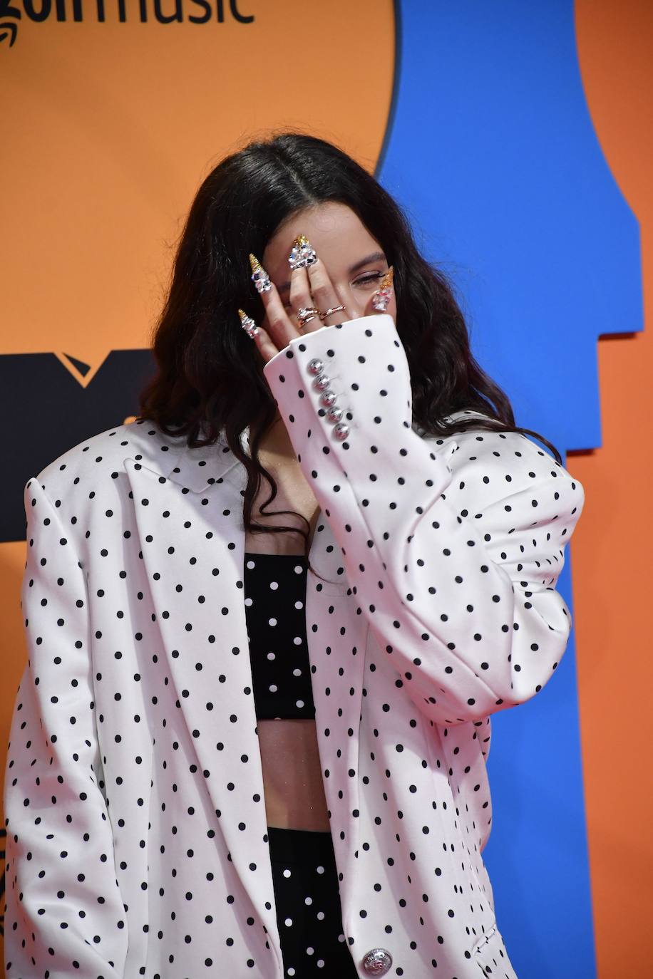 Sevilla acogió unos galardones que premiaron a la granadina Lola Índigo como Mejor Artista de España