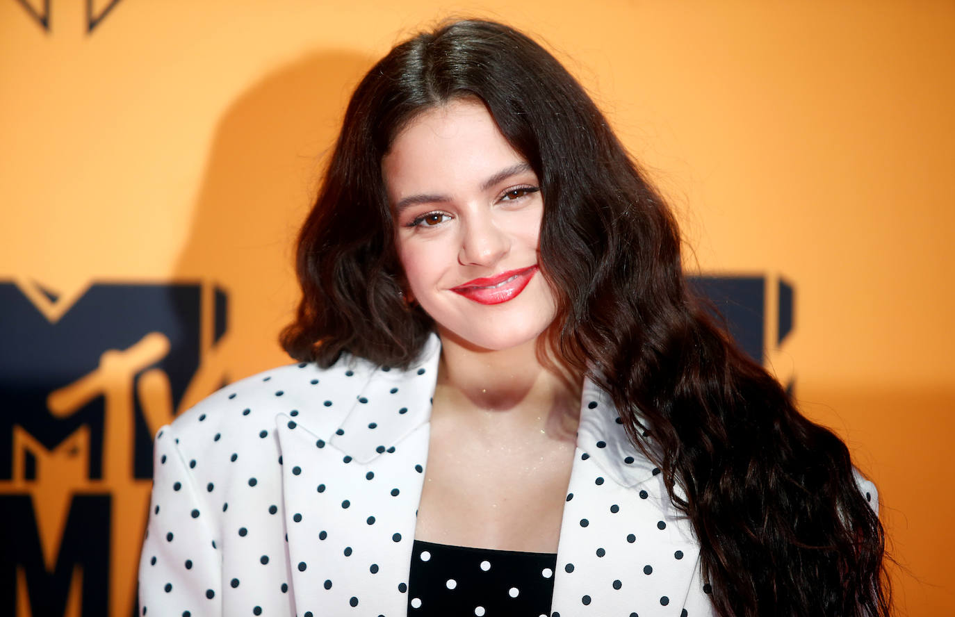 Sevilla acogió unos galardones que premiaron a la granadina Lola Índigo como Mejor Artista de España