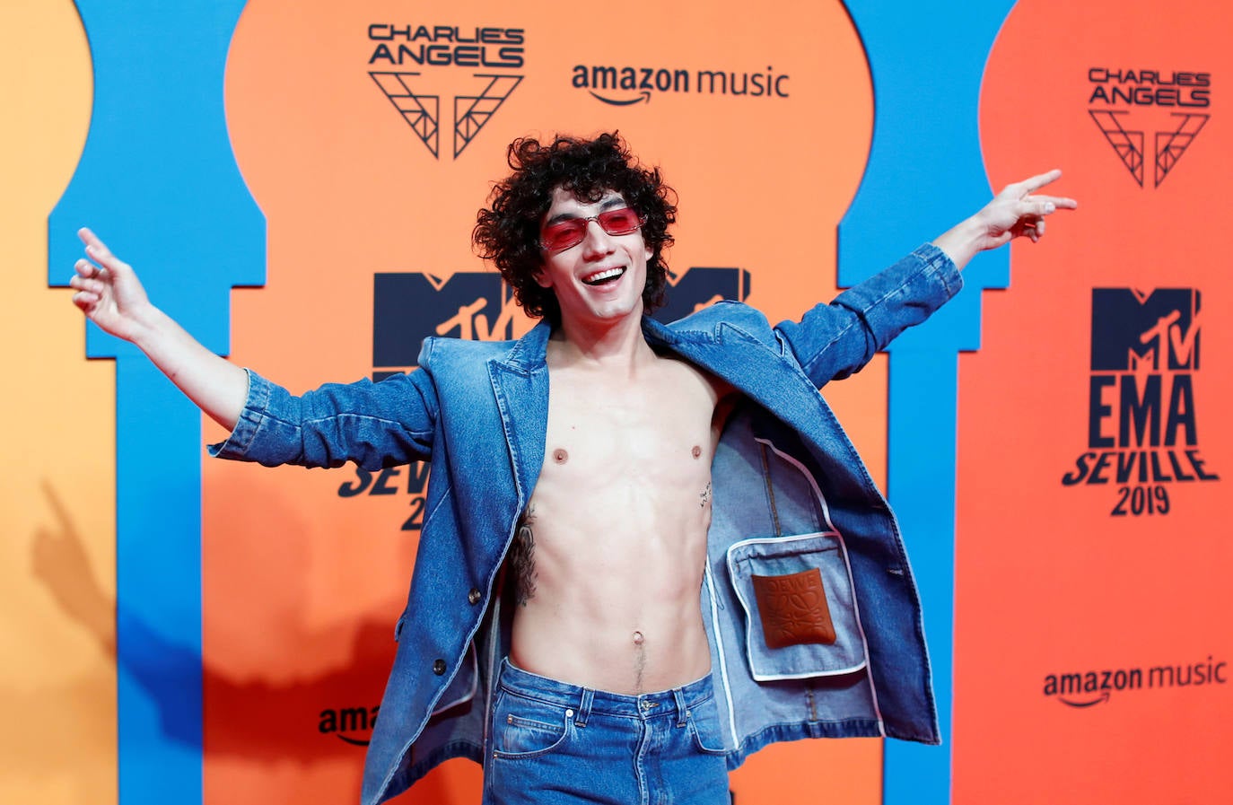 Sevilla acogió unos galardones que premiaron a la granadina Lola Índigo como Mejor Artista de España