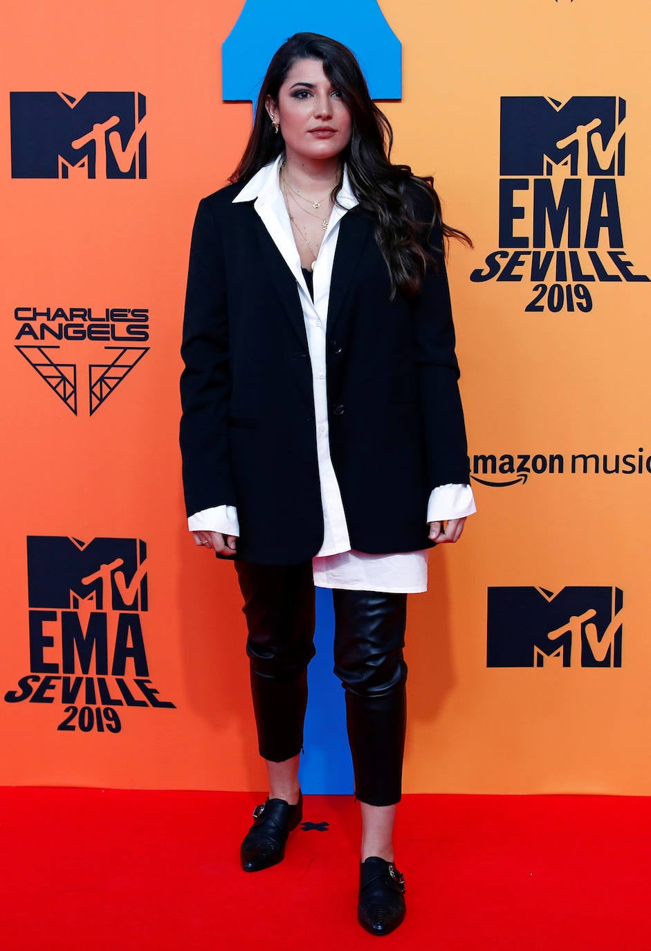 Sevilla acogió unos galardones que premiaron a la granadina Lola Índigo como Mejor Artista de España