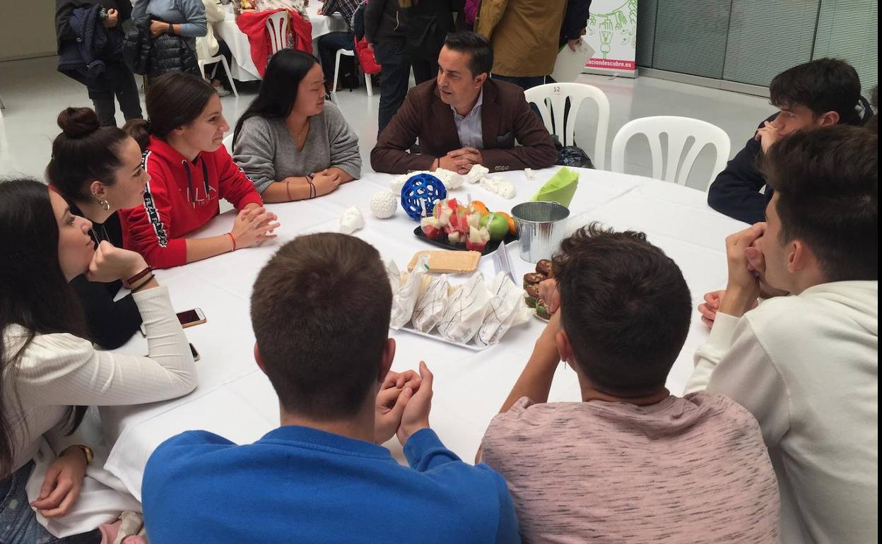 El investigador Juan Antonio Marchal, en pleno 'Café con Ciencia' con alumnos del IES Trevenque.