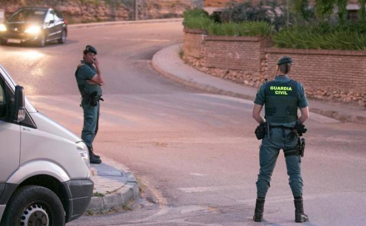 Despliegue policial en Iznalloz tras el crimen. 
