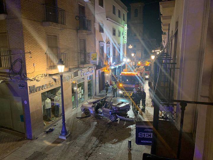 Llamativo accidente en Granada: choque que dos coches y una chica queda atrapada