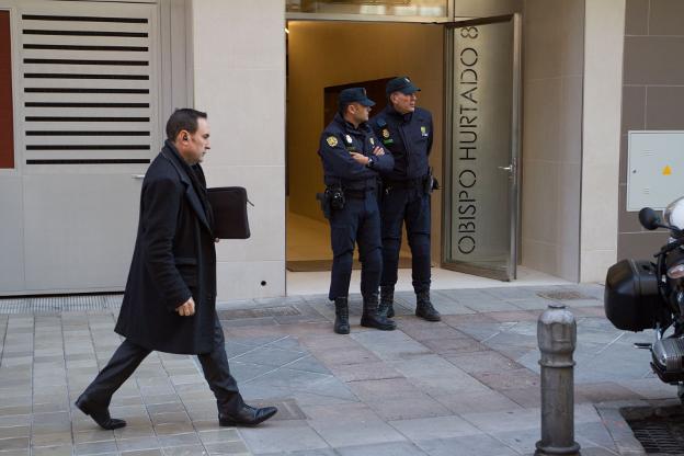 Policías en el edificio investigado, en una imagen de 2016.