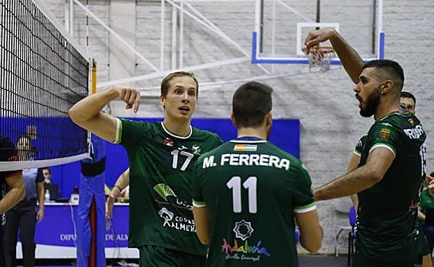 Baranov (17) celebra un punto con su equipo. 
