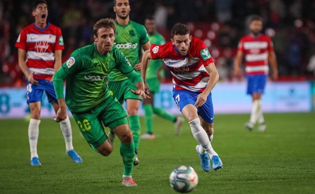 Quini persigue un balón junto a Monreal ante la Real Sociedad. 