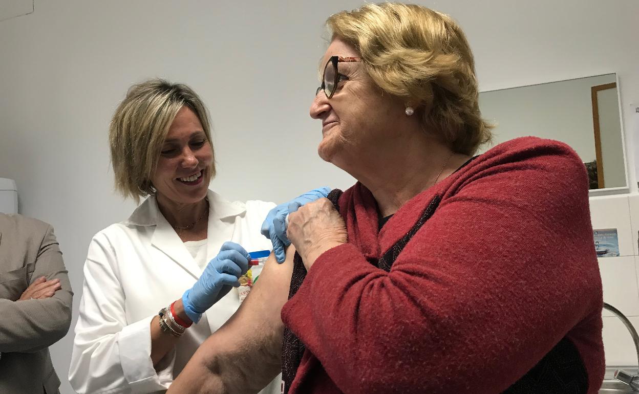 Una granadina se vacuna en el centro de salud de Caleta. 