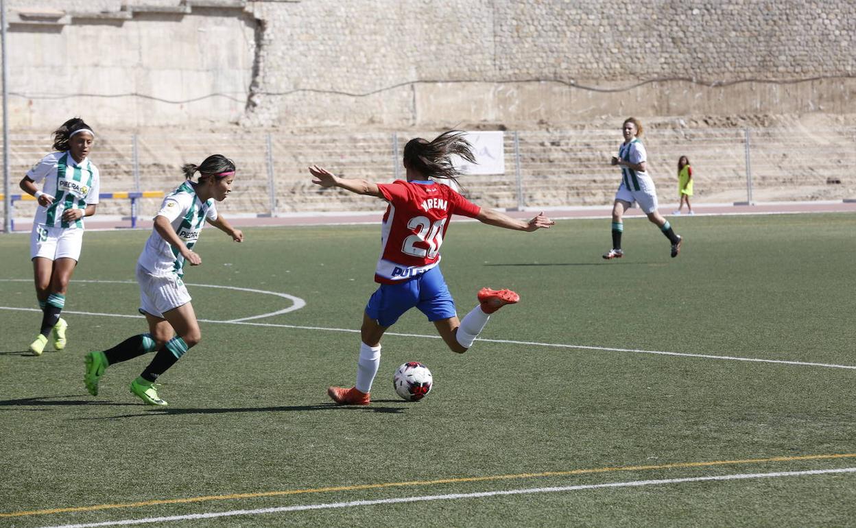 Disparo de Yurena en el partido ante el Córdoba. 