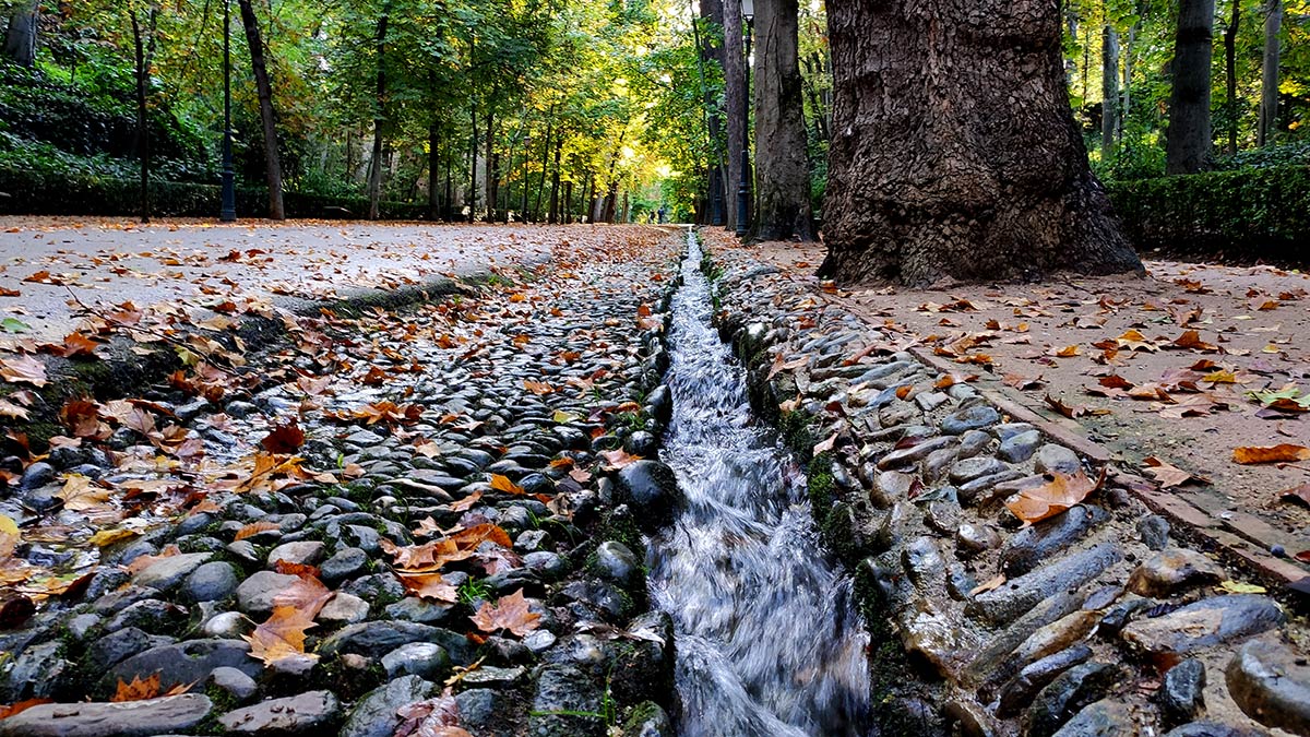 canalizaciones de agua de la Acequia Real en el paseo central del bosque de la Alhambra 