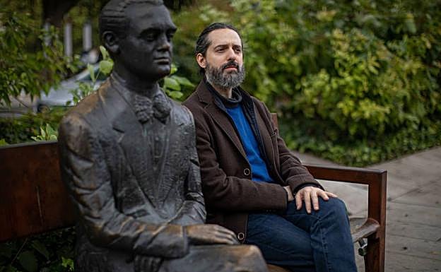 Andrés Neuman, fotografiado junto a la estatua de Lorca en la avenida de la Constitución..