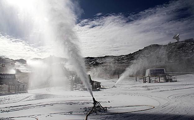 Imagen principal - Los cañones se ponen a funcionar en Sierra Nevada