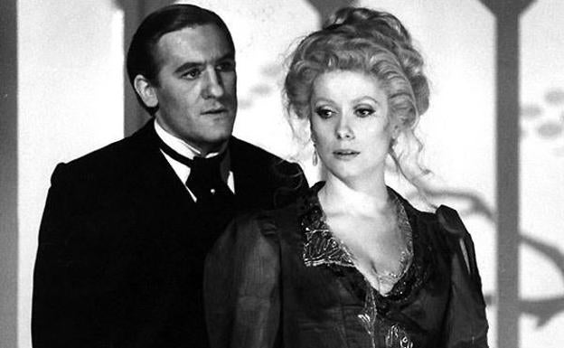 Deneuve con Gérarad Depardieu, en un fotograma de 'El último metro' dirigida por FrançoisTrufaut.