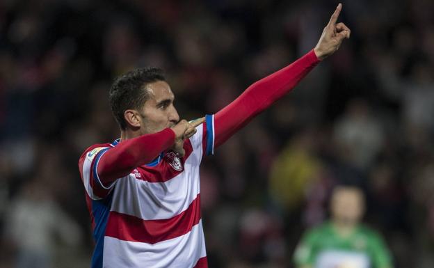 Ángel Montoro celebra un gol con el Granada el curso pasado. 