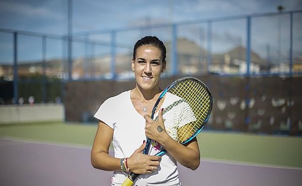 Nuria Párrizas posa sonriente abrazada a su raqueta.