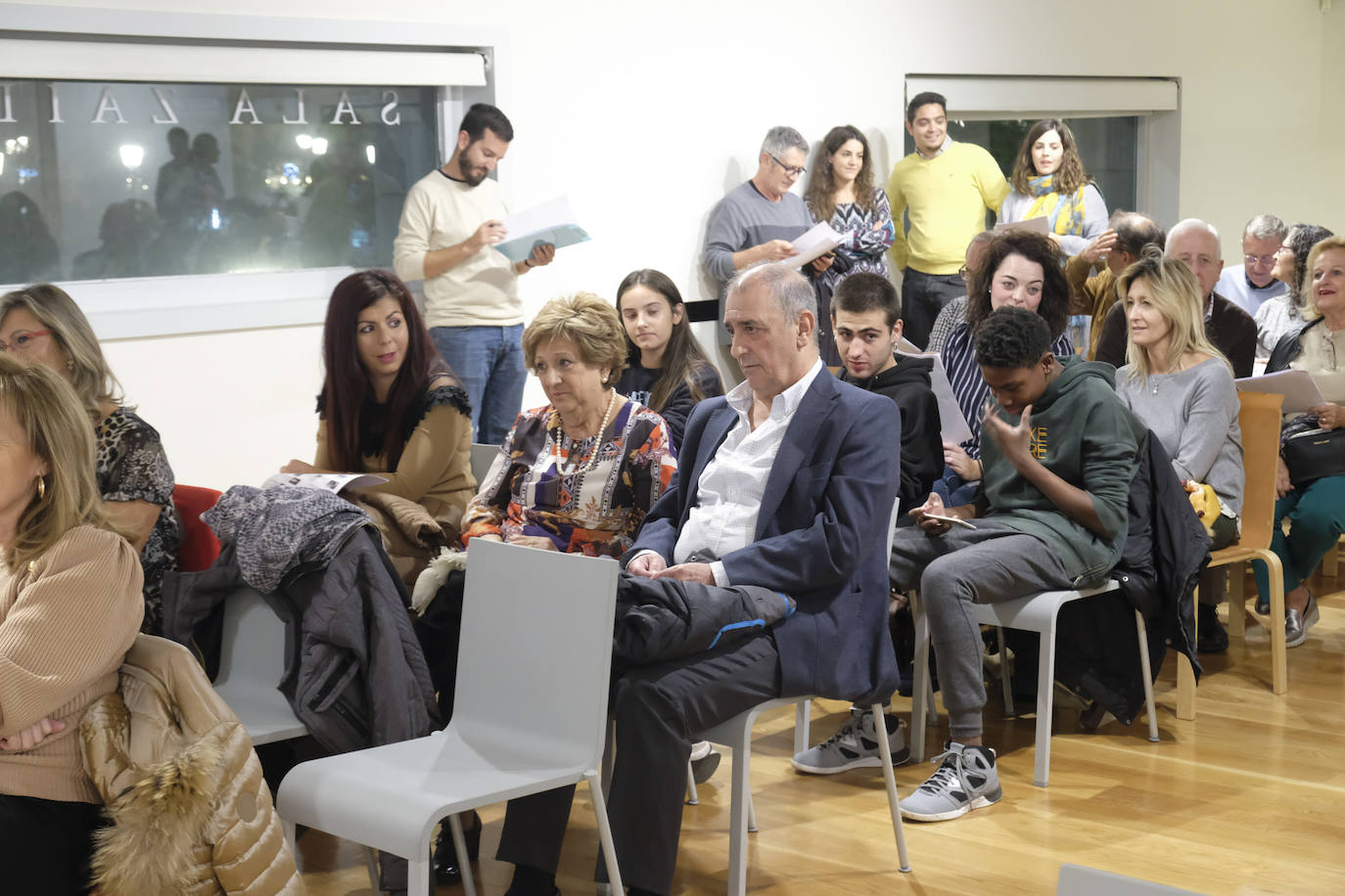 Fotos: Así fue la subasta solidaria para la Asociación de Amigos del Pueblo Saharaui