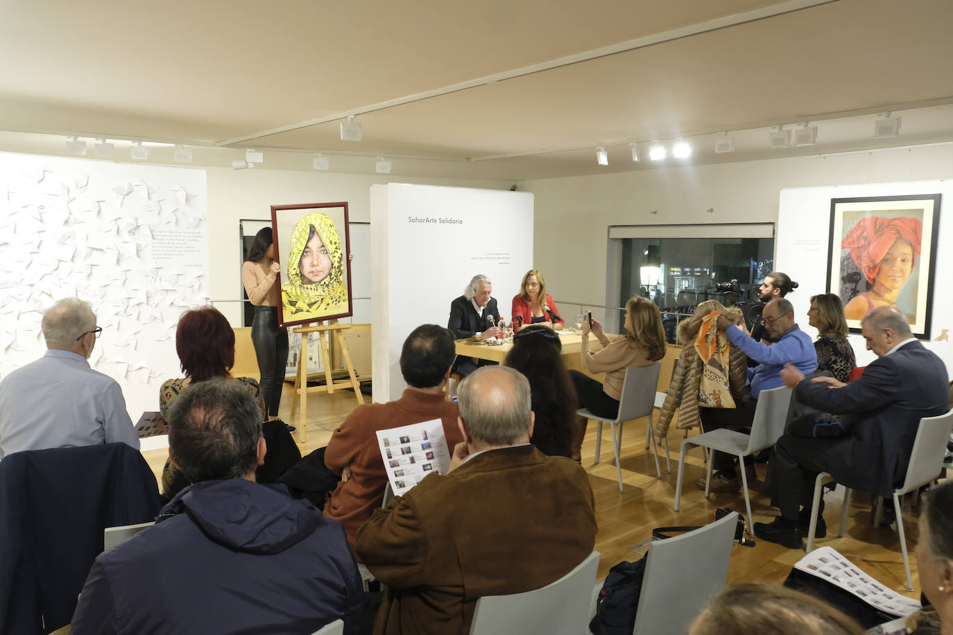 Fotos: Así fue la subasta solidaria para la Asociación de Amigos del Pueblo Saharaui