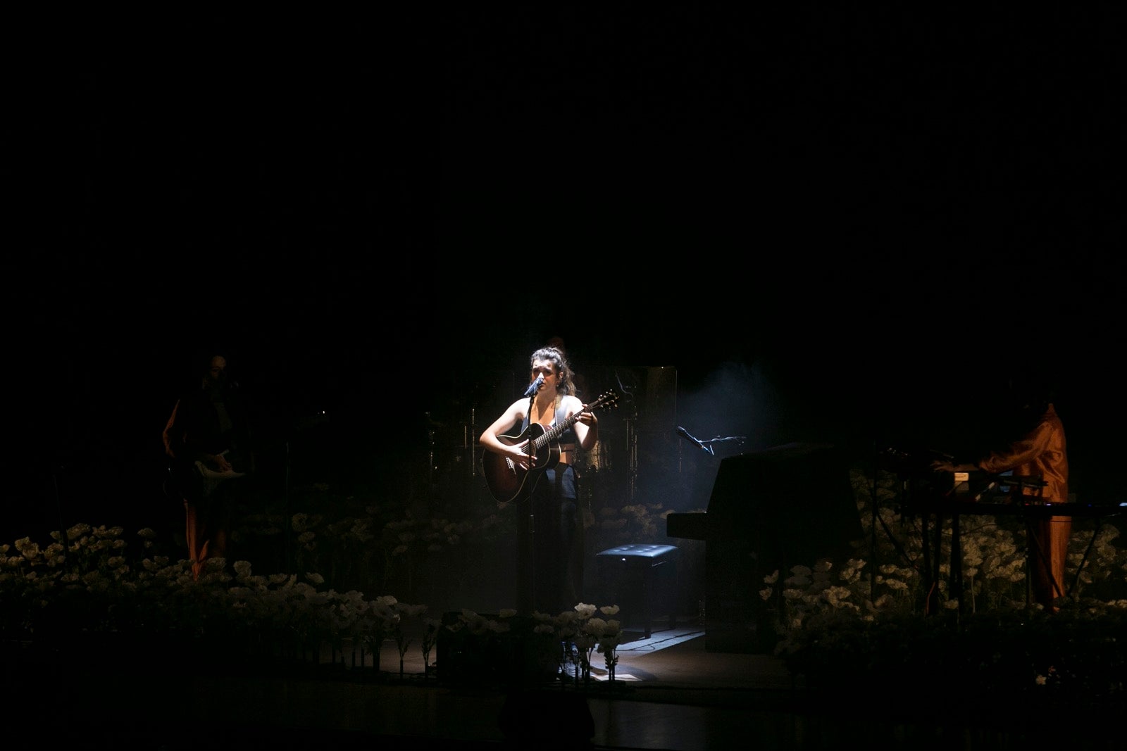 La ganadora de 'Operación Triunfo 2017' enamoró anoche al público granadino en la presentación de 'Pero no pasa nada', su debut discográfico.