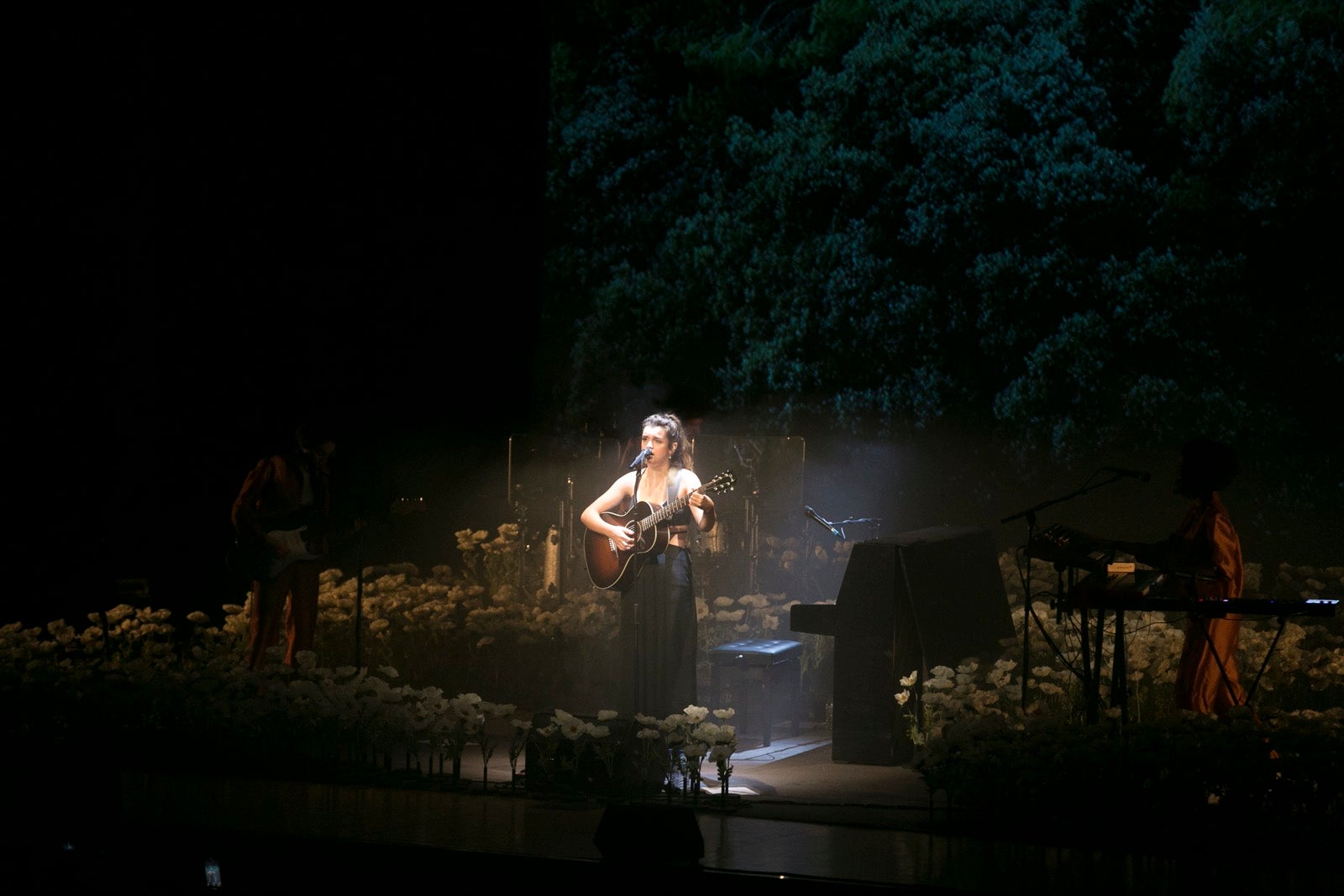 La ganadora de 'Operación Triunfo 2017' enamoró anoche al público granadino en la presentación de 'Pero no pasa nada', su debut discográfico.