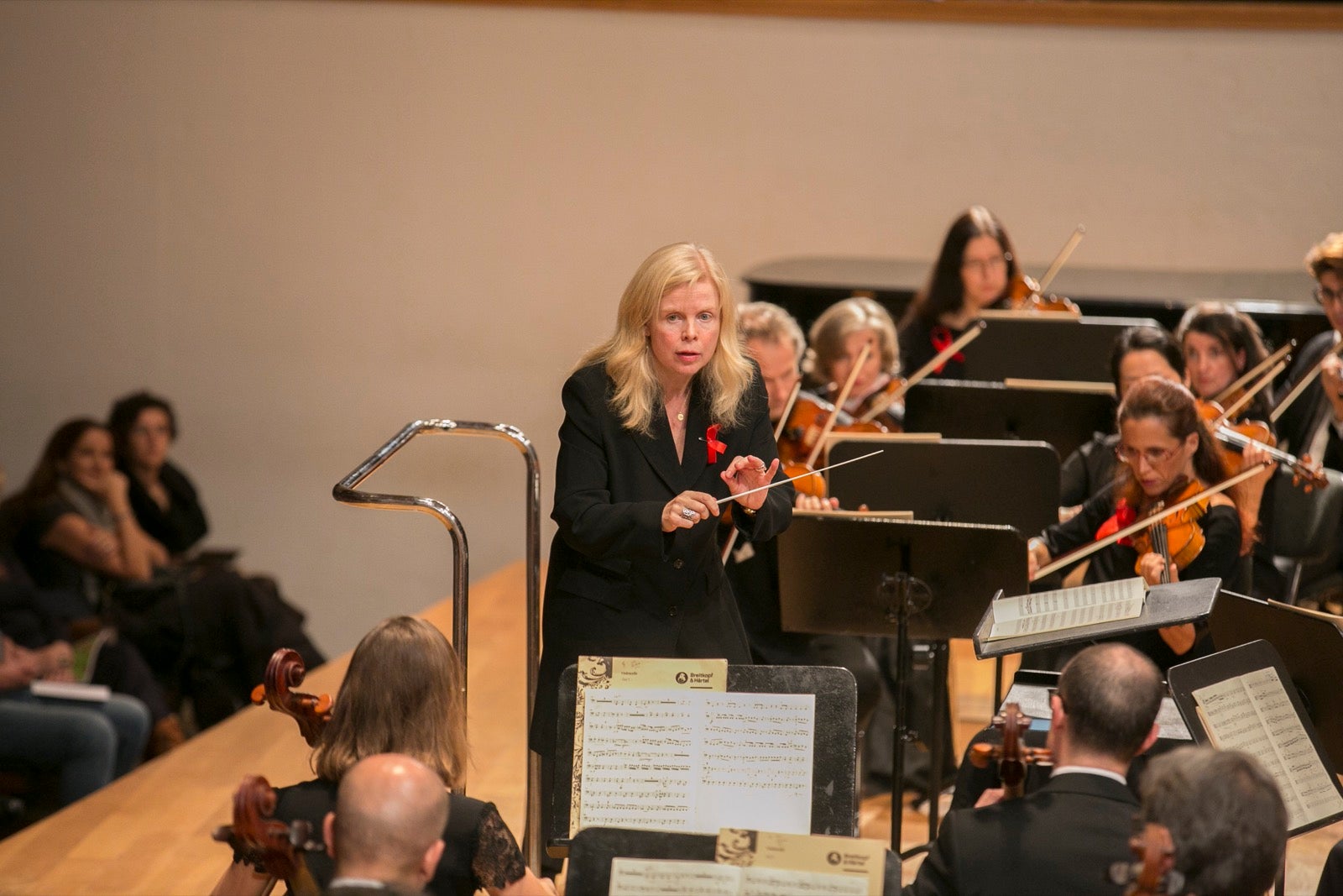 La Orquesta Ciudad de Granada ofreció, con dirección de Catherine Larsen-Maguire, un concierto con marcado protagonismo femenino en el que pudimos escuchar obras de Fanny Mendelssohn, Clara Schumann y Louise Farrenc. 