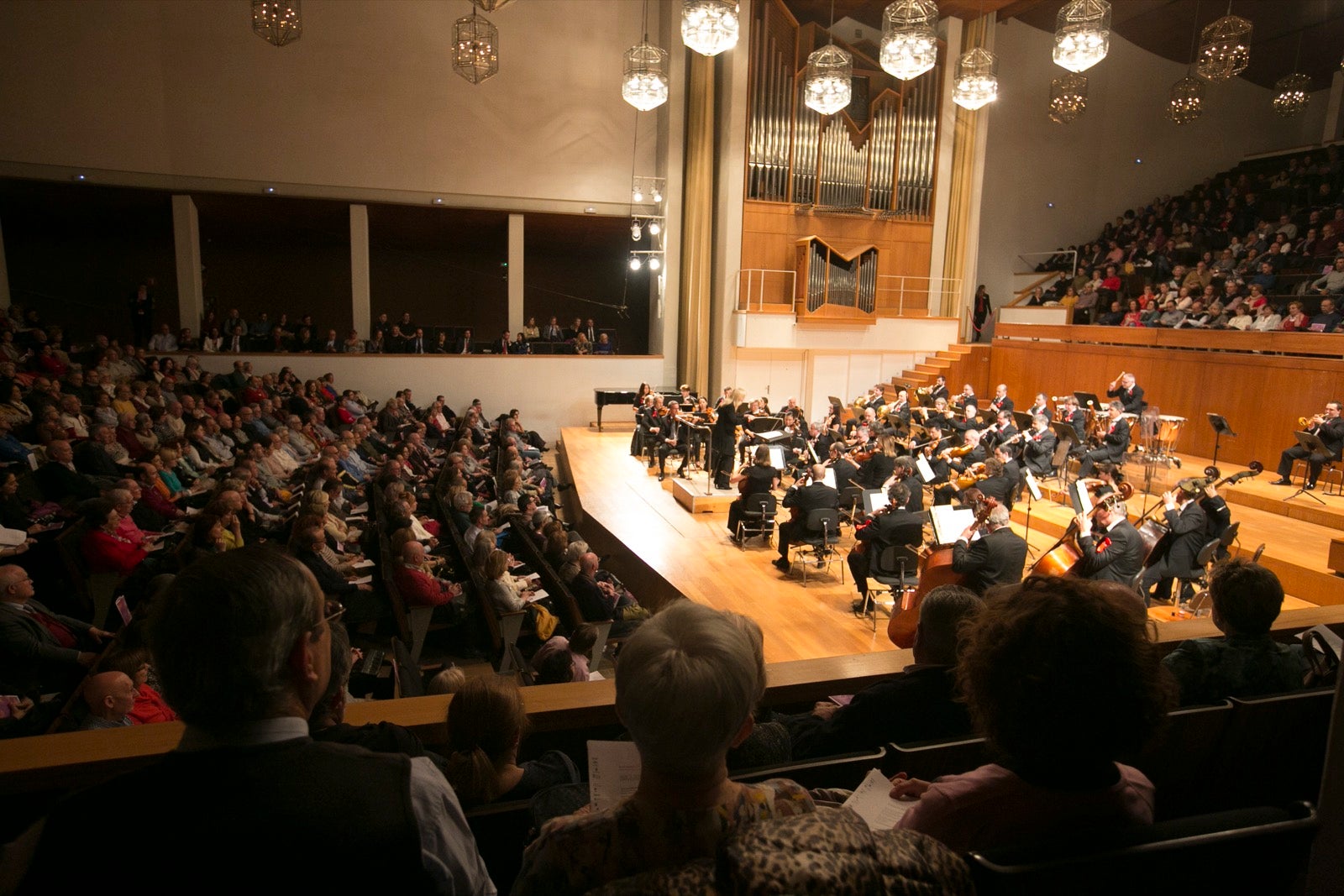 La Orquesta Ciudad de Granada ofreció, con dirección de Catherine Larsen-Maguire, un concierto con marcado protagonismo femenino en el que pudimos escuchar obras de Fanny Mendelssohn, Clara Schumann y Louise Farrenc. 