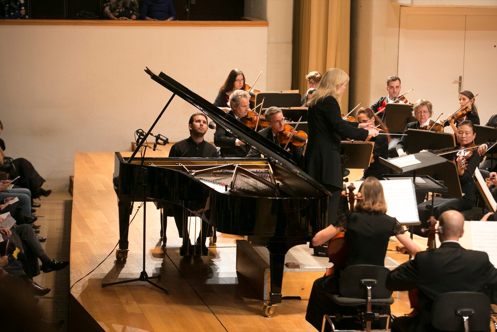 La Orquesta Ciudad de Granada ofreció, con dirección de Catherine Larsen-Maguire, un concierto con marcado protagonismo femenino en el que pudimos escuchar obras de Fanny Mendelssohn, Clara Schumann y Louise Farrenc. 