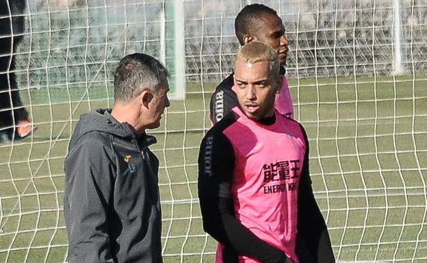 Rubén Vezo charla con Lucas Alcaraz durante un entrenamiento de la temporada 2016-2017, en la que el Granada descendió a Segunda. 