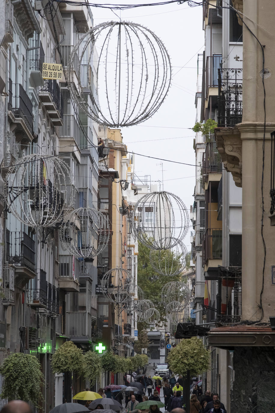 Recorremos las clles de la capital para mostrar cómo están las tareas de montaje del alumbrado navideño.