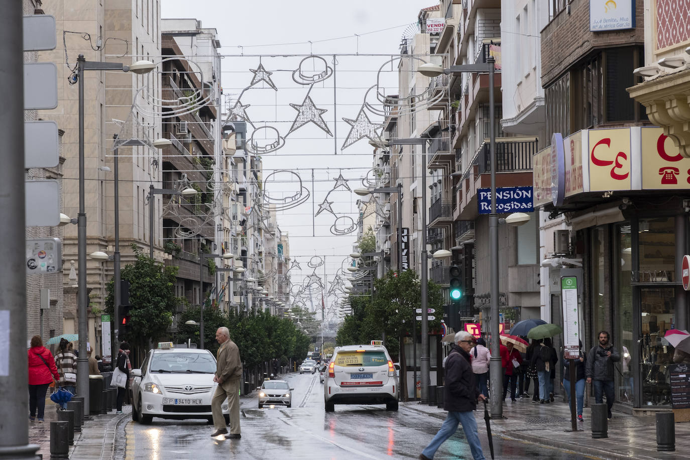 Recorremos las clles de la capital para mostrar cómo están las tareas de montaje del alumbrado navideño.