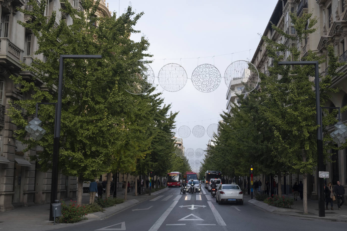 Recorremos las clles de la capital para mostrar cómo están las tareas de montaje del alumbrado navideño.