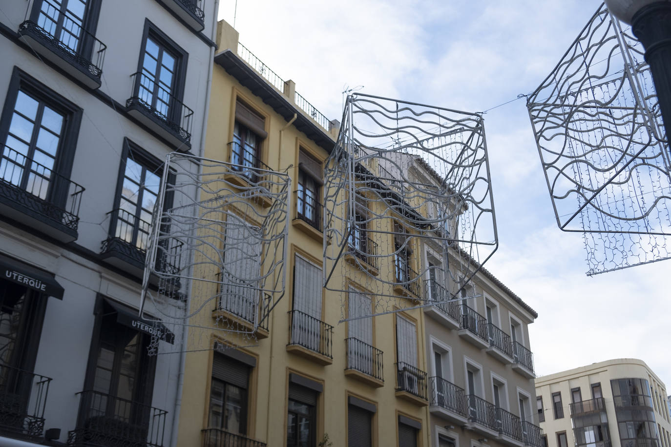 Recorremos las clles de la capital para mostrar cómo están las tareas de montaje del alumbrado navideño.