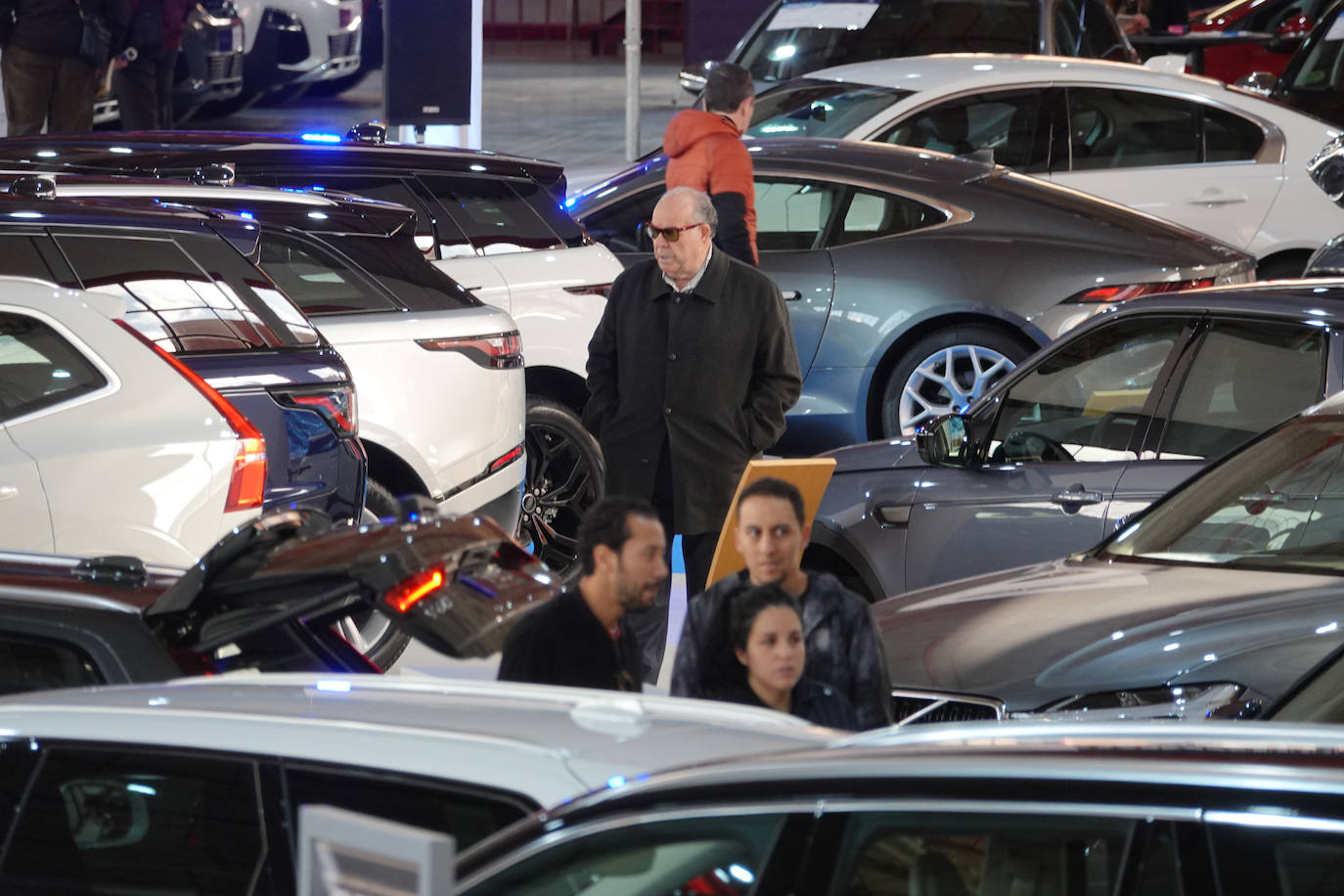 Cientos de coches lucen entre las banderas que ondean anunciando las firmas y los concesionarios oficiales que, saben, es una oportunidad única para adquirir vehículos con grandes descuentos