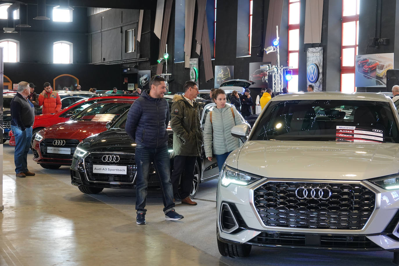 Cientos de coches lucen entre las banderas que ondean anunciando las firmas y los concesionarios oficiales que, saben, es una oportunidad única para adquirir vehículos con grandes descuentos