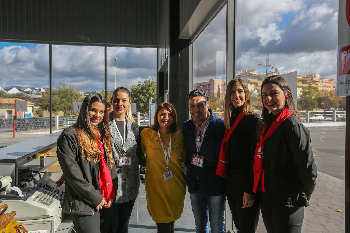 Cientos de coches lucen entre las banderas que ondean anunciando las firmas y los concesionarios oficiales que, saben, es una oportunidad única para adquirir vehículos con grandes descuentos