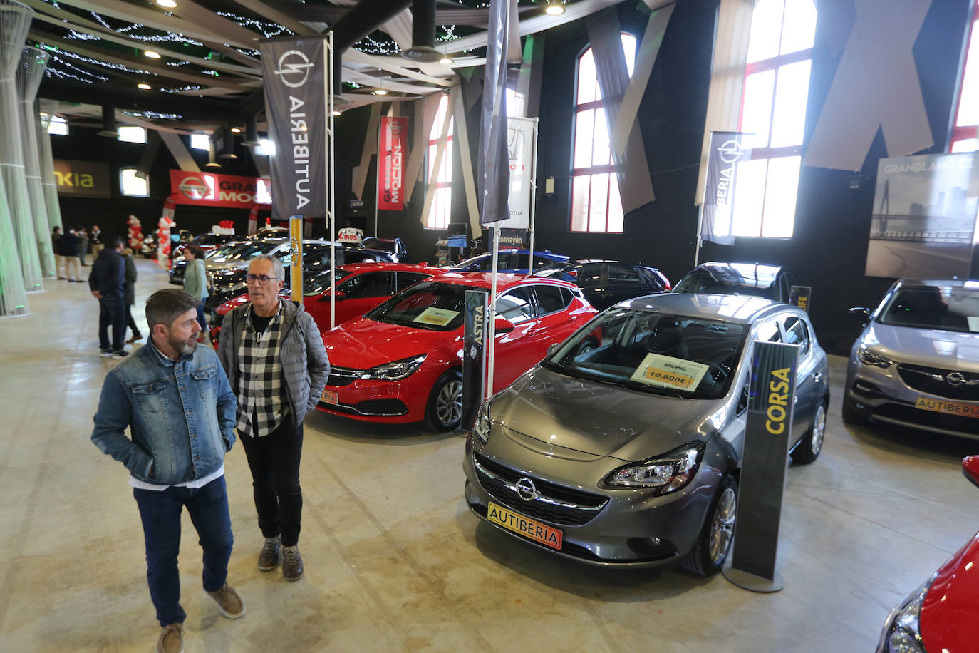 Cientos de coches lucen entre las banderas que ondean anunciando las firmas y los concesionarios oficiales que, saben, es una oportunidad única para adquirir vehículos con grandes descuentos