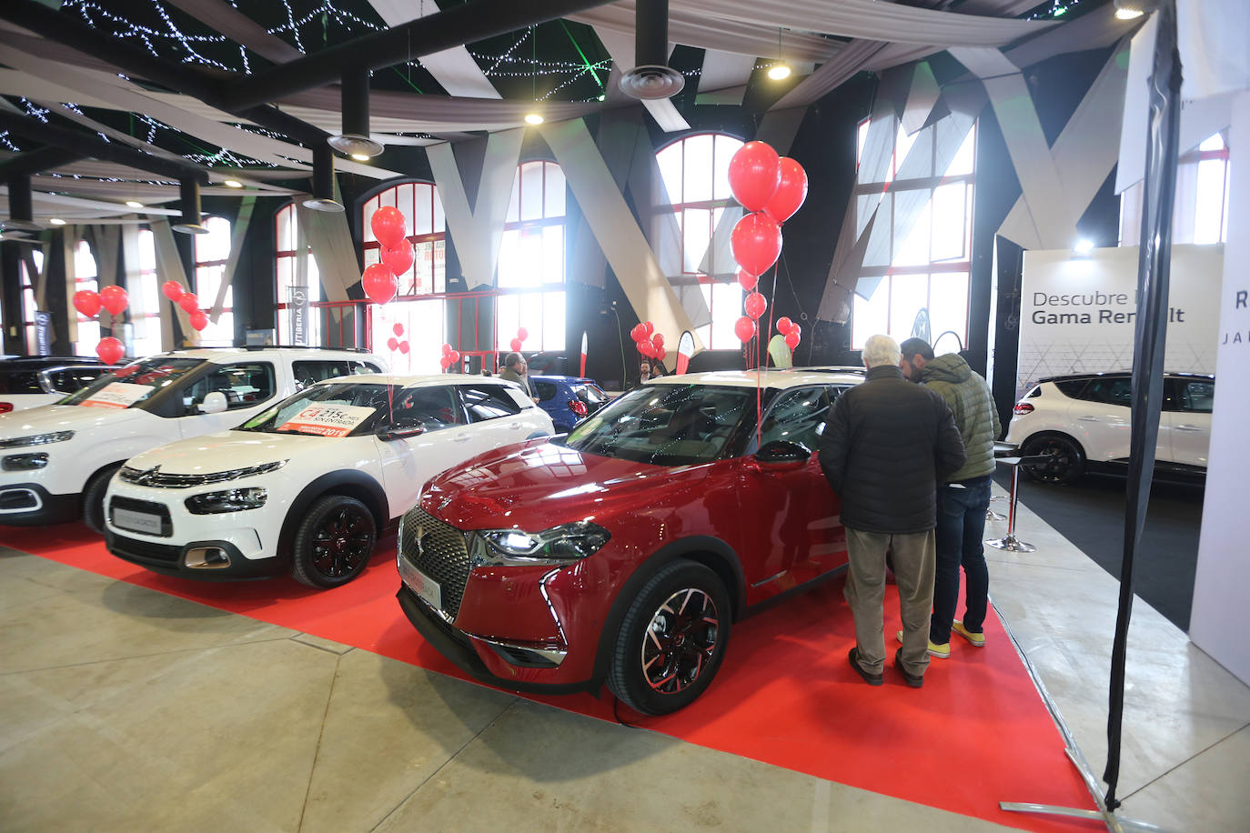 Cientos de coches lucen entre las banderas que ondean anunciando las firmas y los concesionarios oficiales que, saben, es una oportunidad única para adquirir vehículos con grandes descuentos