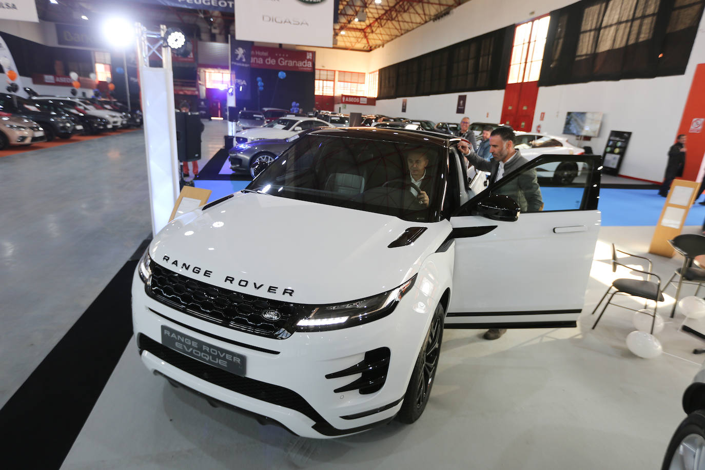 Cientos de coches lucen entre las banderas que ondean anunciando las firmas y los concesionarios oficiales que, saben, es una oportunidad única para adquirir vehículos con grandes descuentos